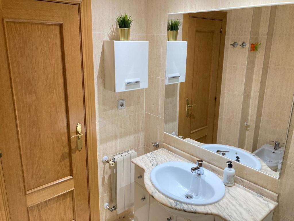 Apartamento Grande, 2 Dormitorios, Garaje Gratis Madrid Kültér fotó